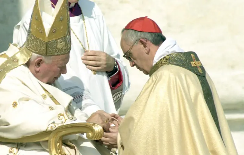 El mundo está llorando, el cielo se pone: el Papa muere que hizo que las paredes del Vaticano temblen