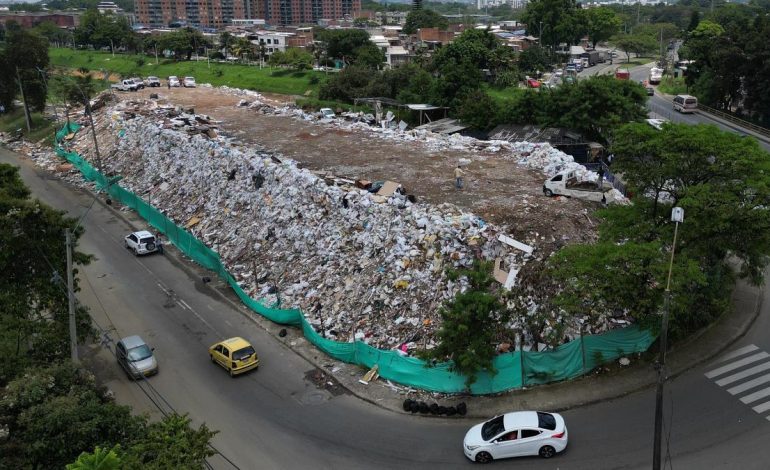 50. De 50, se completó; Los desechos alcanzan 10 metros de altura en la calle en Cali