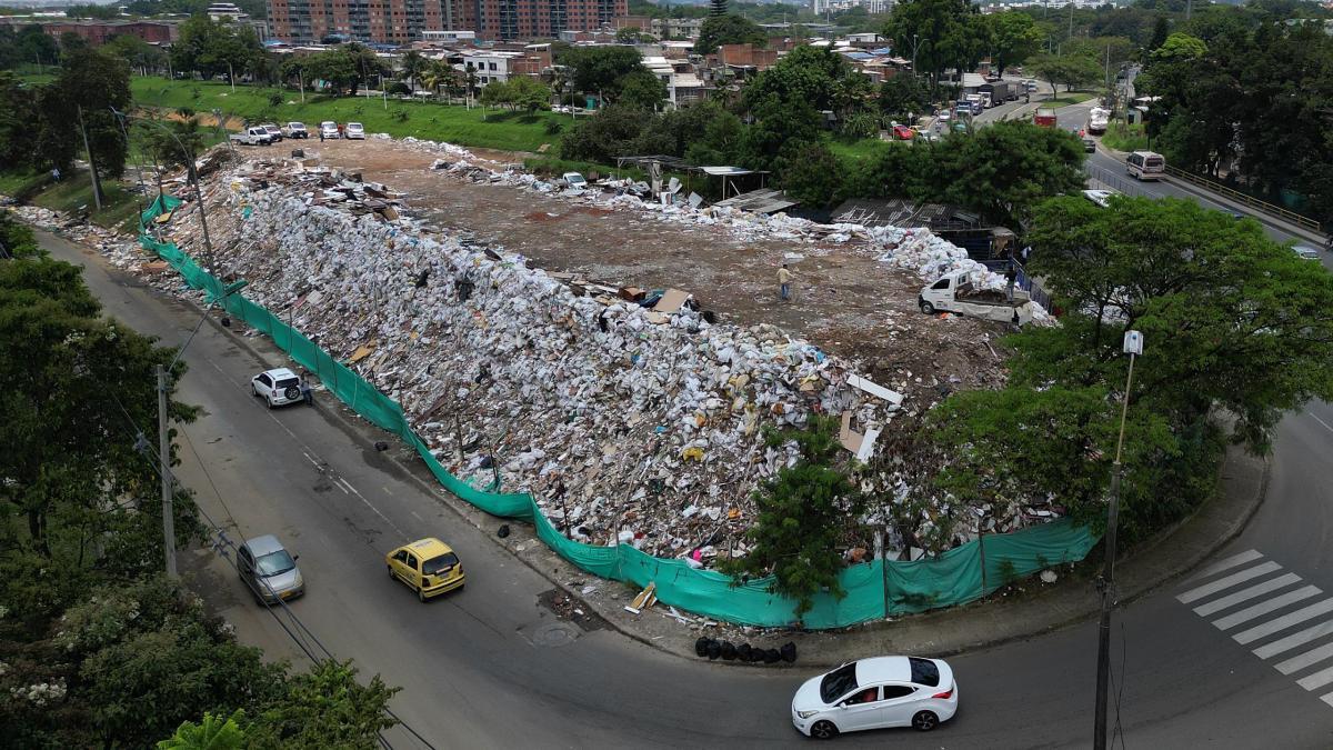 50. De 50, se completó; Los desechos alcanzan 10 metros de altura en la calle en Cali