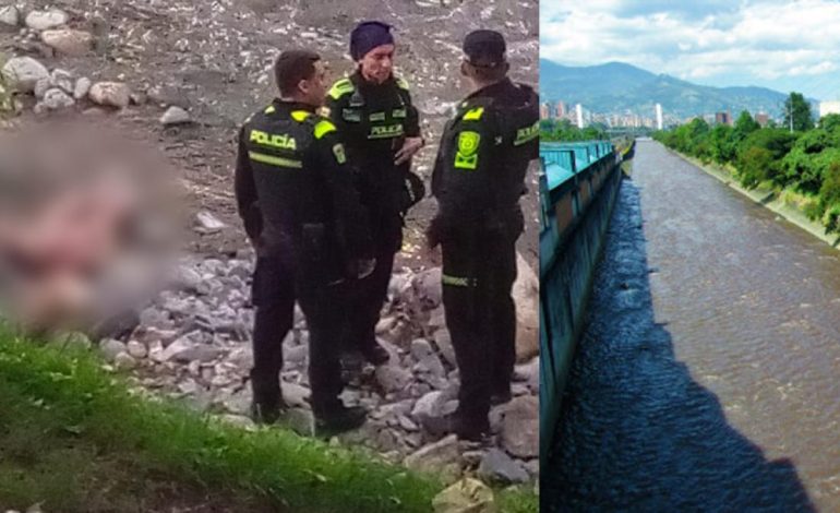 Salvar el cuerpo humano que flotaba en el río Medellín