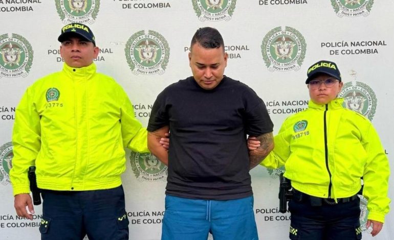 Líder de Costaros con un interpol rojo azul