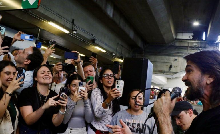 Juans sorprendió al canto «One Night With You» en Medellín Metro