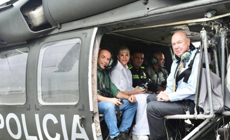 Autoridades ante el embajador de los Estados Unidos (E); Voló sobre farallones