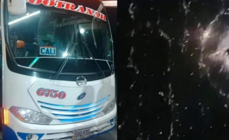 Dispararon el vehículo y amenazaron a los conductores