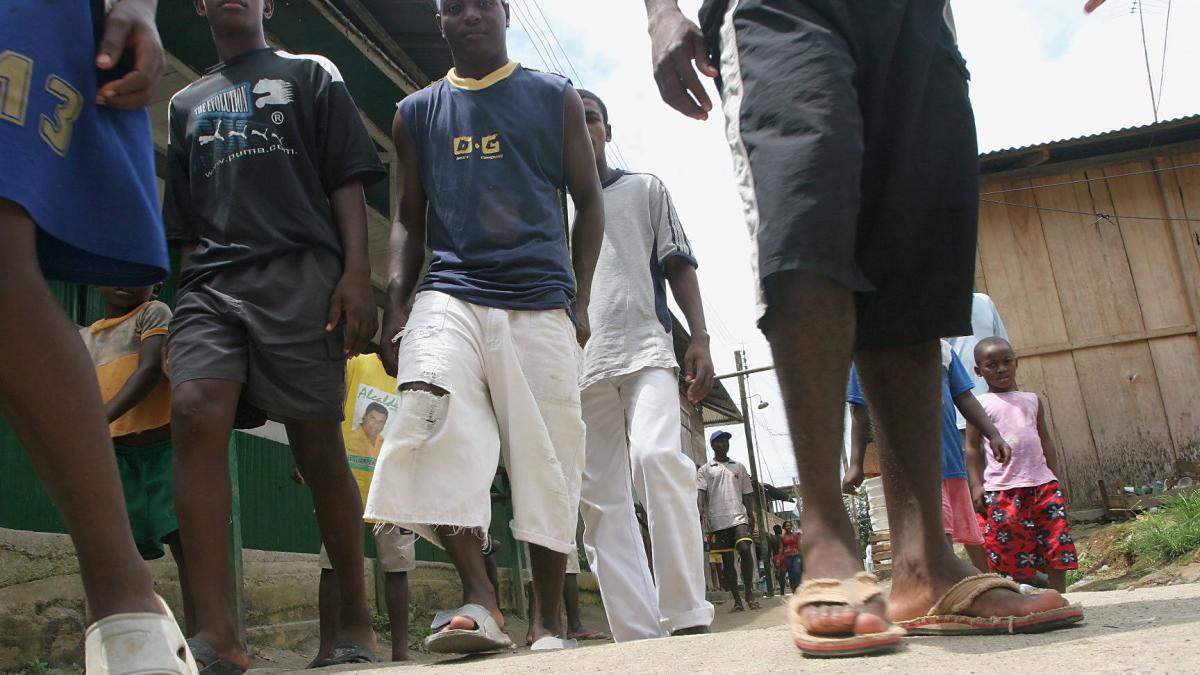 Entre las fuertes peleas en el este, los grupos armados estaban enraizados en las escuelas