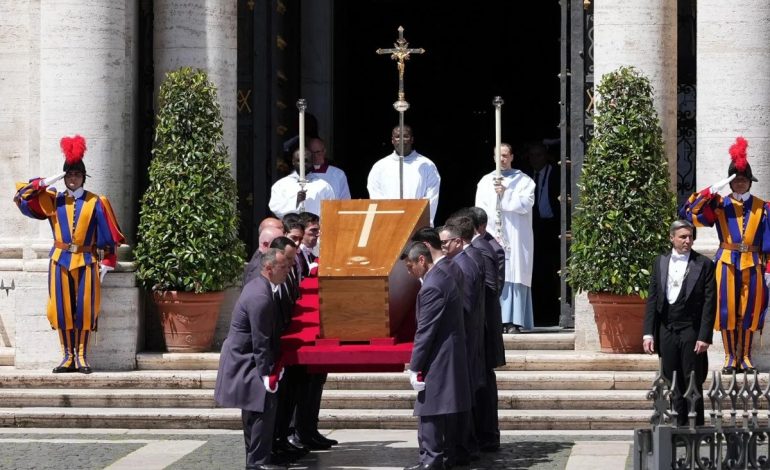 En un funeral simple, los fieles y el líder mundial le dijeron al Papa Francisco