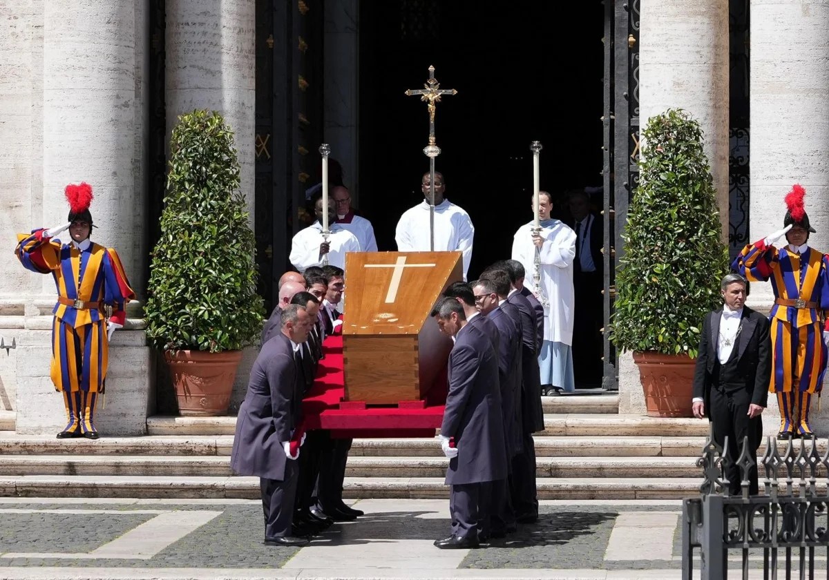 En un funeral simple, los fieles y el líder mundial le dijeron al Papa Francisco