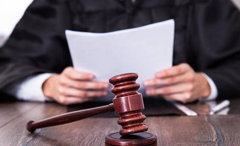 La Corte Suprema ratifica al juez que compite en caso de robo de tierras