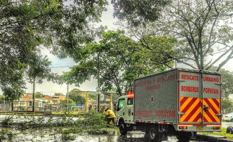 Un fuerte aguacero causó inundaciones y fuerza la movilidad en Paayán en problemas: «Los rayos no se han detenido»