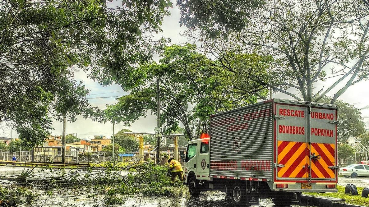 Un fuerte aguacero causó inundaciones y fuerza la movilidad en Paayán en problemas: «Los rayos no se han detenido»