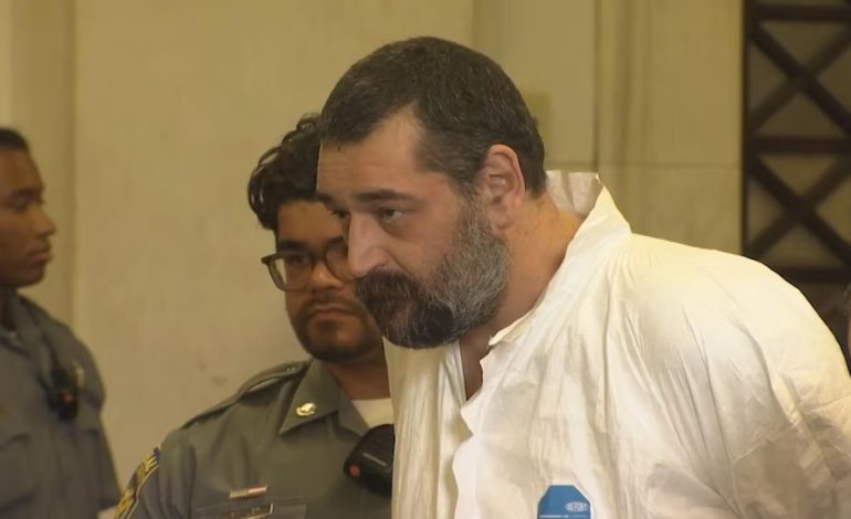 El padre mata a su hijo de 12 años: admitió que escucha las voces antes del crimen