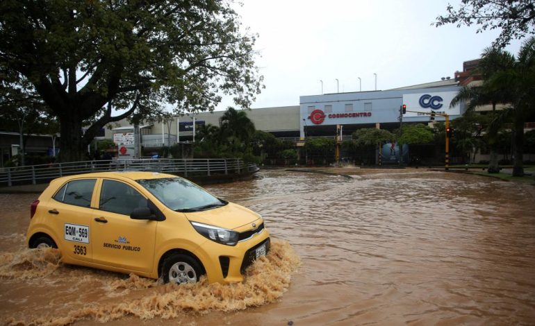 El auto, atrapado en la inundación y cerca del río Pance, había un riesgo
– Primer plano