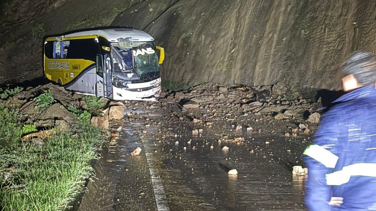 Tragedia en Santander: una roca enorme cayó en un autobús en la carretera nacional y mató a un viajero de 24 años