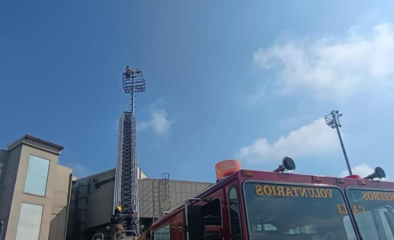 Imágenes impresionantes El hombre subió la encuadernación de 15 metros en el aeropuerto del valle