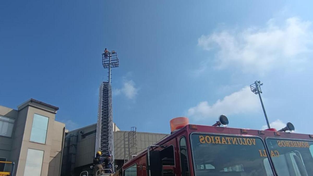 Imágenes impresionantes El hombre subió la encuadernación de 15 metros en el aeropuerto del valle