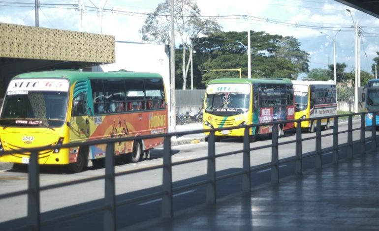 ¿Cómo la primera ruta comenzó como parte del plan piloto del sistema de transporte complementario en Cali?