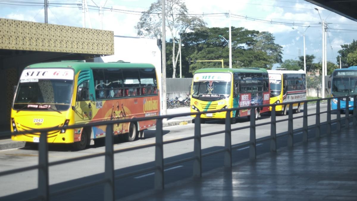 ¿Cómo la primera ruta comenzó como parte del plan piloto del sistema de transporte complementario en Cali?