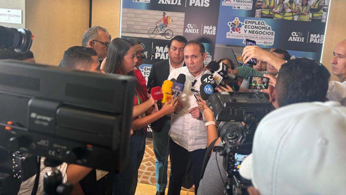 El ministro Sanguino condena a las «maniobras de Cepleda perversa para bloquear la reforma del trabajo y las consultas universales