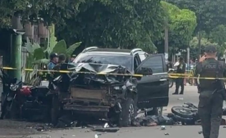 Tres personas murieron y cuatro más resultaron heridas cuando fueron conducidos por un vehículo militar en la línea de meta

 – Primer plano