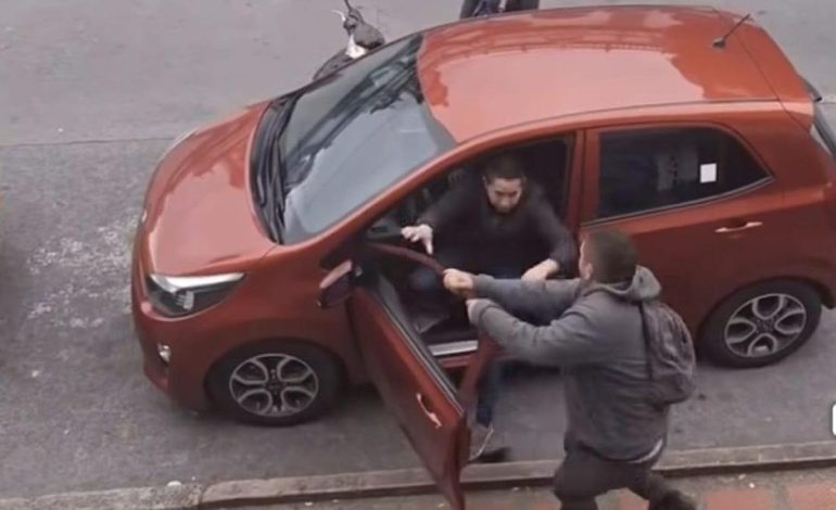 Rechazan la brutal paliza de un motociclista contra un conductor de automóvil en la hierba, aparentemente de burla
– Primer plano