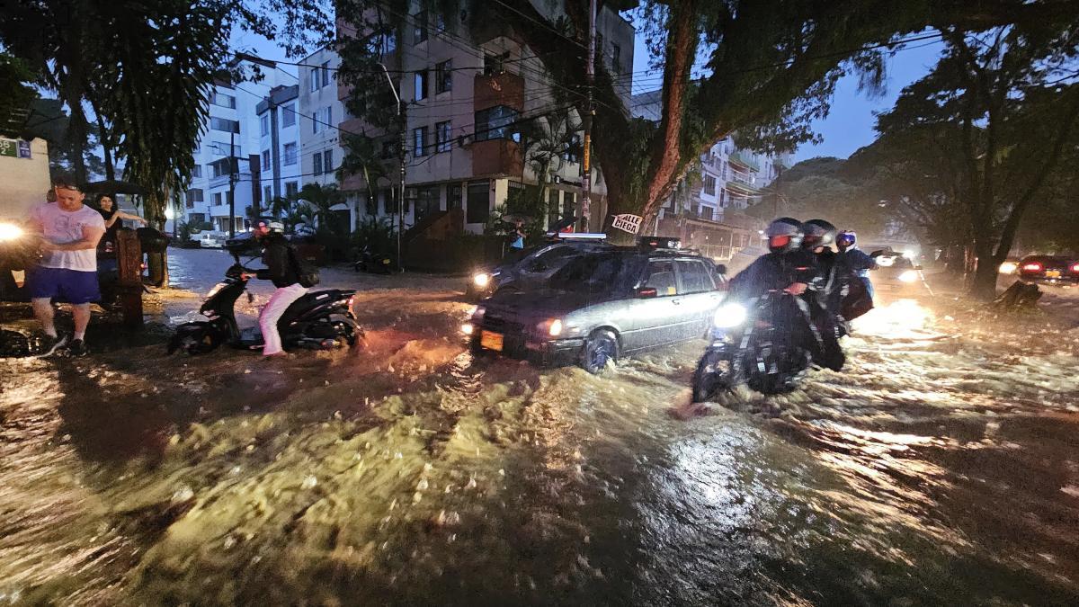 Aguucero colocó una parte significativa del todo nuevamente: hay inundaciones y un fuerte cruce de la carretera
