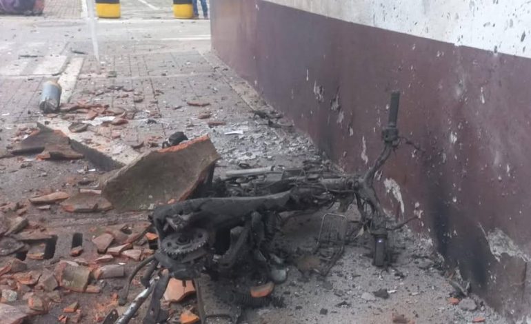 Ataques simultáneos con ráfagas de rifles y explosivos en dos poblaciones en North Cauze: Dos Informe Heridos