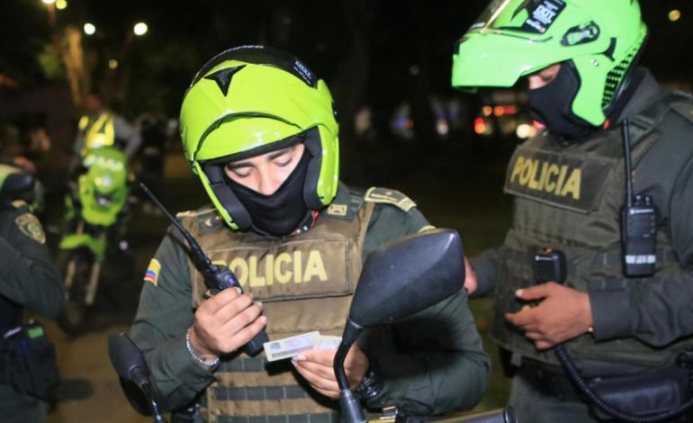 Cayó al adolescente para tener cuidado con un arma de fuego contra el hombre y su hija de 2 años
– Primer plano