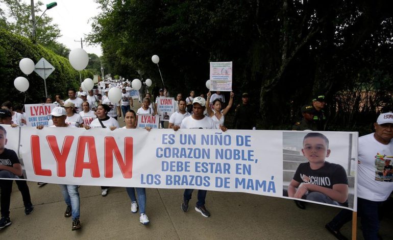 Cerrando sobre el lanzamiento de un niño de 11 años secuestrado por hombres con rifles