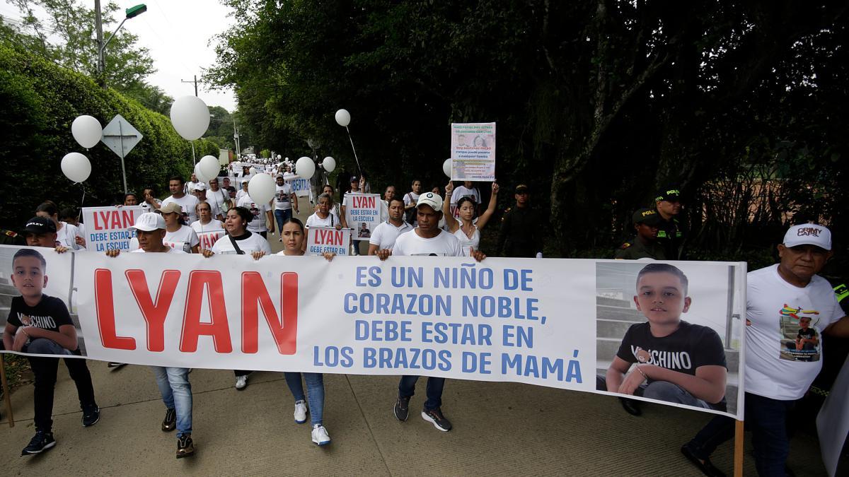 Cerrando sobre el lanzamiento de un niño de 11 años secuestrado por hombres con rifles