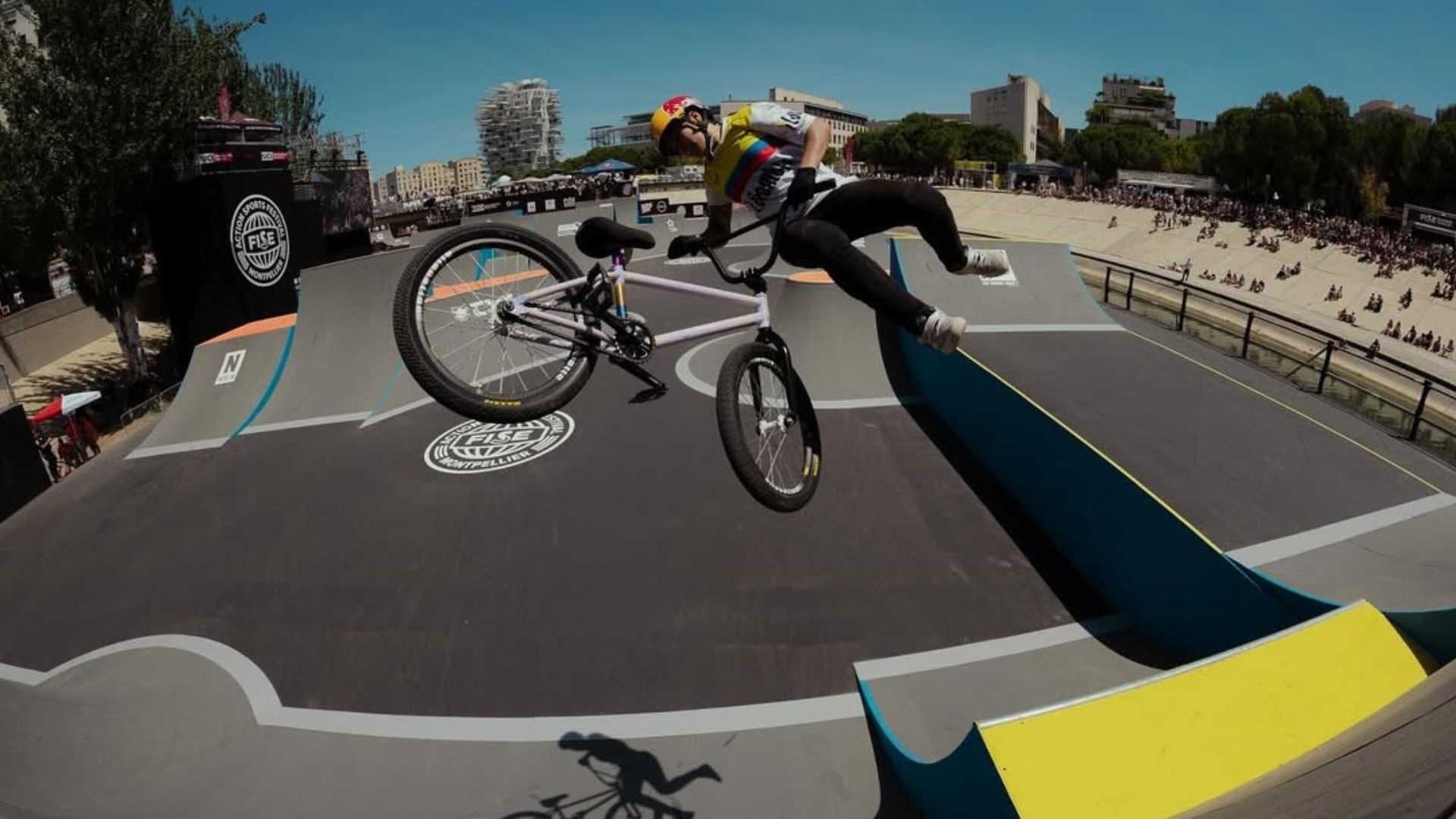 Queen y Lizsurley Villegas clasifican la final de la Copa Mundial de estilo libre BMX

 – Primer plano