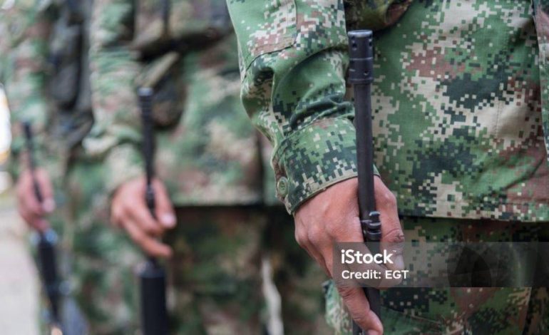 Dos soldados murieron y cinco más resultaron heridos, supuestamente disparando a uno de sus compañeros