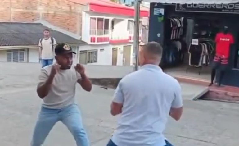El concejal y funcionario de la oficina del alcalde de El Patía, Cauca, se entrelazó en los golpes de la calle.