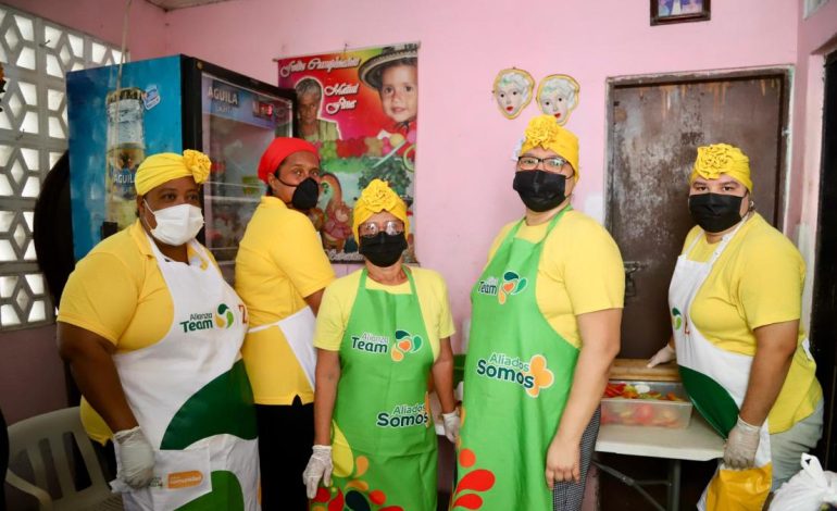 Heroínas anónimas detrás del comedor de la comunidad de Barranquilla