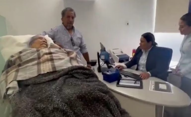El malestar de la abuela se ve obligado a ir al banco en Camilla en México