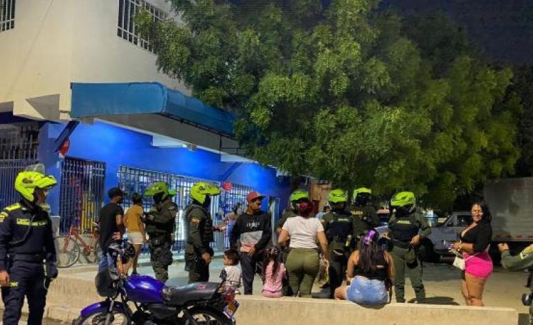 La familia lo salvó en la parte superior de palos y piedras.
– Primer plano