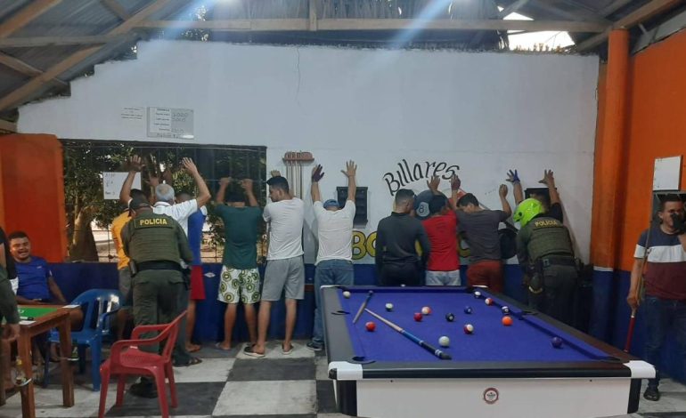 La tarjeta de billar terminó la noche de la violencia con una pelota herida.
 – Primer plano