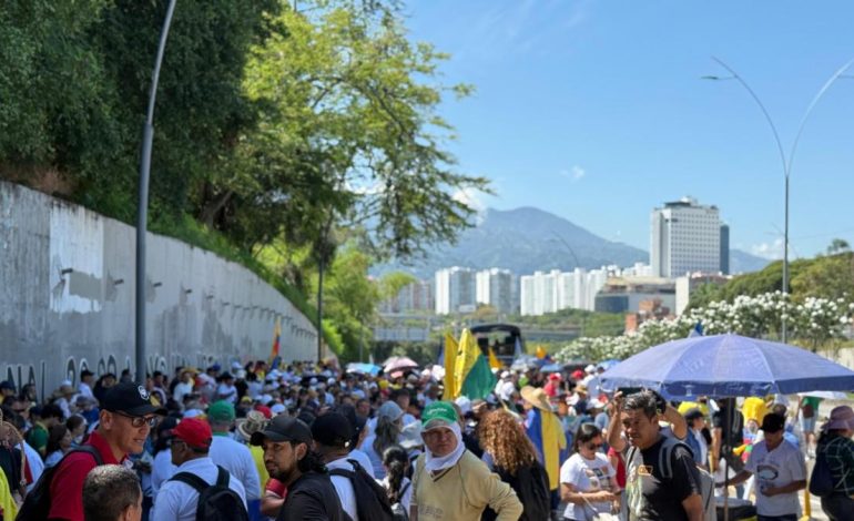 Puerta del Sol está cerrada, los vehículos viajan contra

 – Primer plano