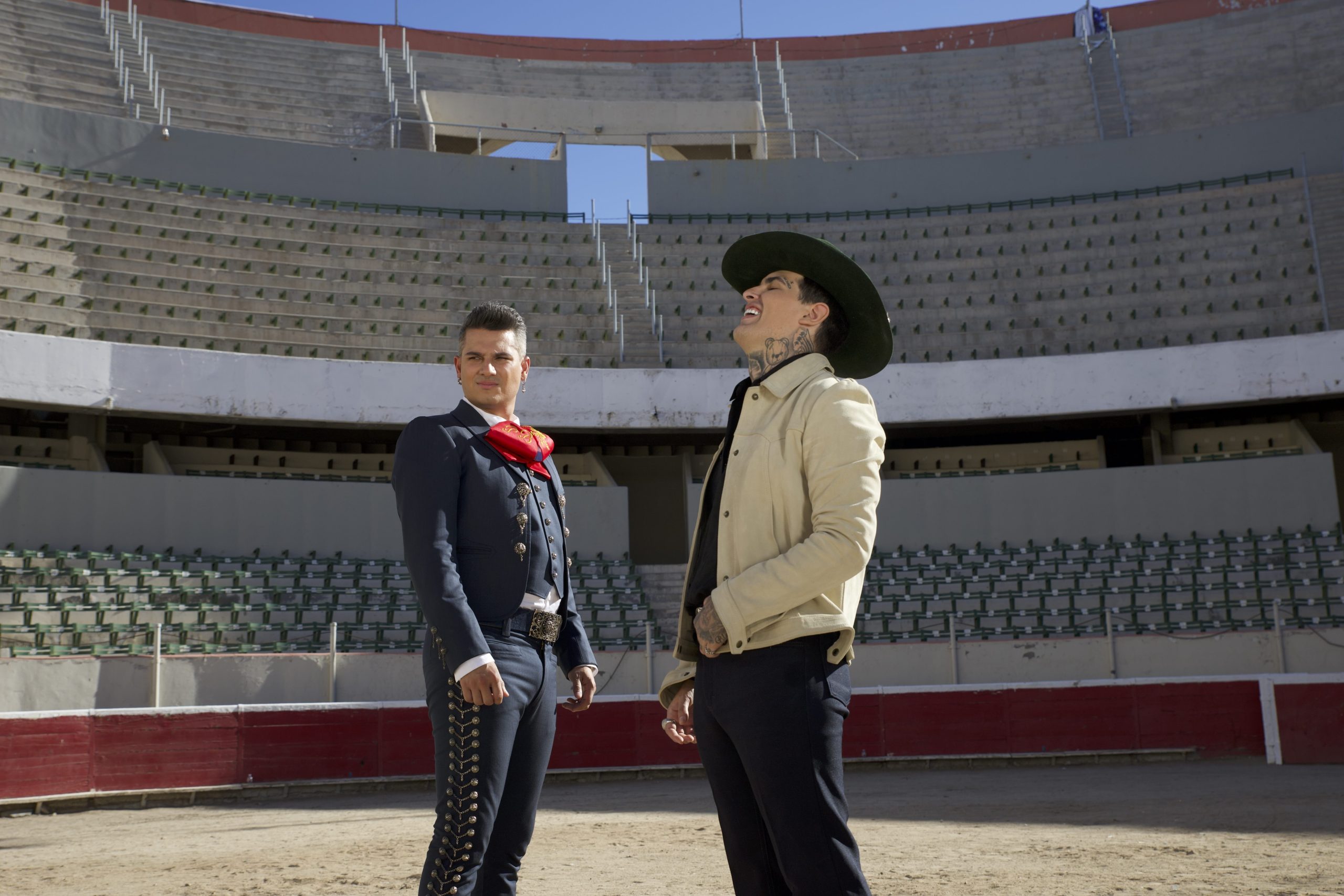 Pipe Bueno y Adriel Favela unen fuerzas en «Let Me Enter» con el legendario Sol Mariachi en México.