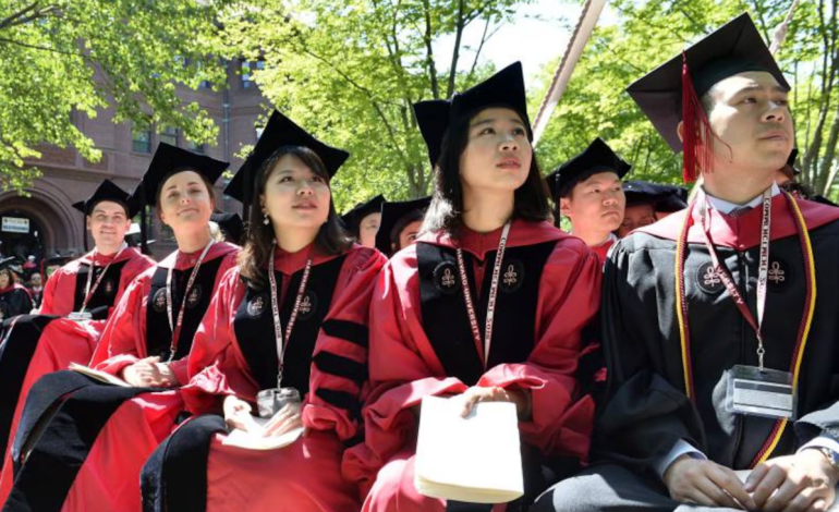 Estudiantes extranjeros en incertidumbre después de las sanciones de Trump contra Harvard

 – Primer plano