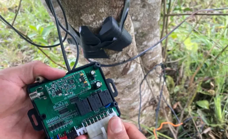 3 artefactos explosivos con sistema de alarma de vehículos
– Primer plano