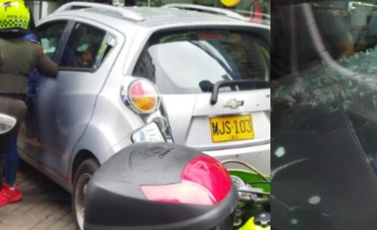 El auto terminó en el almacén, por lo que ocurrió el indicador, la persona resultó herida.
– Primer plano