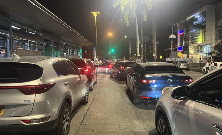Multas para propietarios de más de 60 autos por estacionarlos en mi carril exclusivo mientras había rumba

 – Primer plano