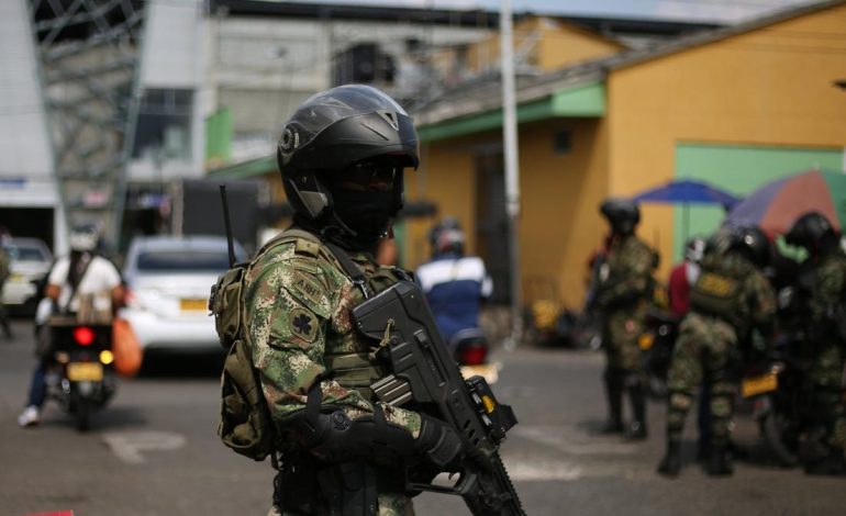 Documentan el toque de queda en Tuluá, después de un rápido ataque por explosiones de vehículos

 – Primer plano