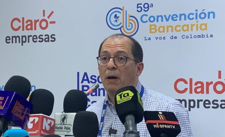 Francisco Barbosa, un ex general de la nación, anuncia oficialmente que buscará una presidencia en 2026.
 – Primer plano