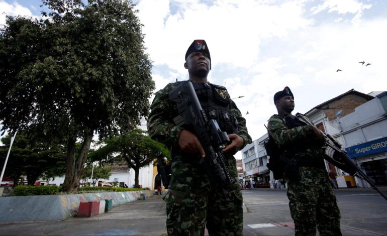 Las autoridades sorprendieron a un hombre que dejó una explosión cerca de la estación de policía.
 – Primer plano