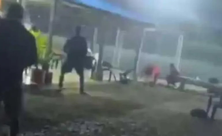 Dos mujeres y un policía resultaron heridos, después del ataque con drones y un rifle en el North Cauze
– Primer plano