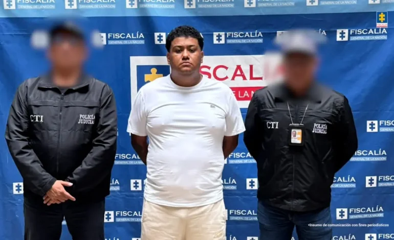 El agente Traffic Medellín le preguntó al millonario a cambio de posiciones falsas en la secretaría de movilidad
– Primer plano