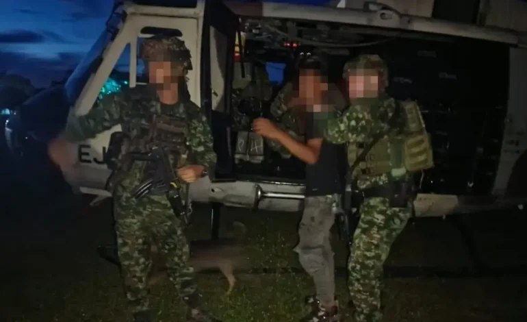 El ejército salva a 4 menores en manos de disidentes en el sur de Bolívar, mientras que el soldado muere en un ataque con drones
– Primer plano
