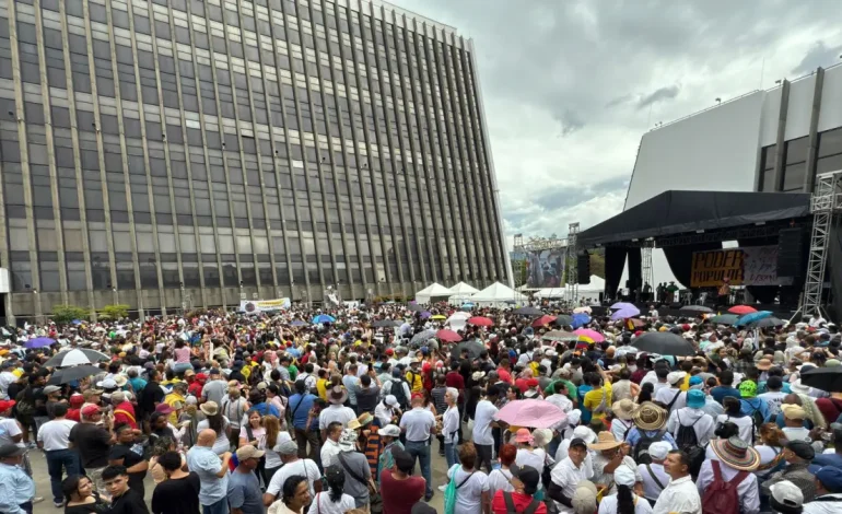 Esta es la atmósfera en el Alpujarr, en Medellín, para el evento de la paz del presidente de la ciudad, Gustavo Petro,
– Primer plano