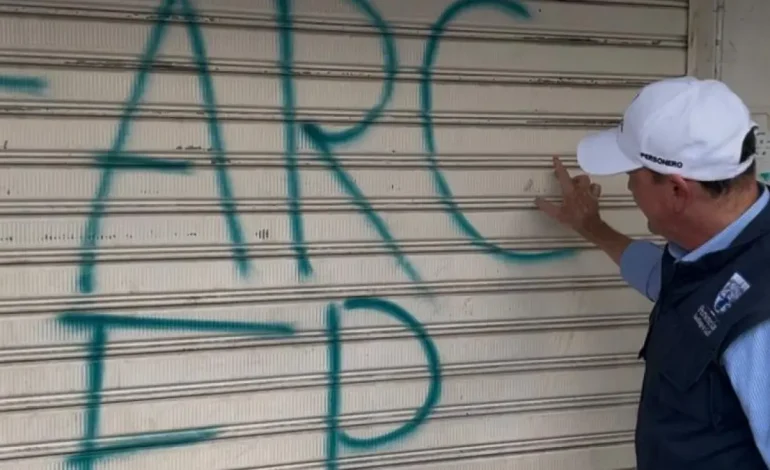 Green Llano, en una ambulancia sobre mensajes cerca de la policía
– Primer plano